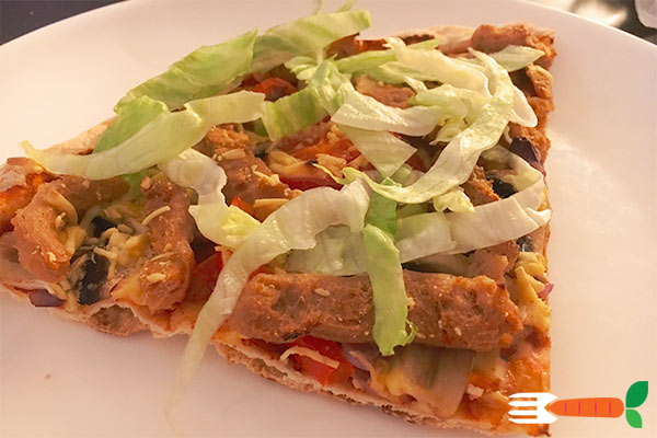 hjemmelavet vegansk pizza med 'kylling'